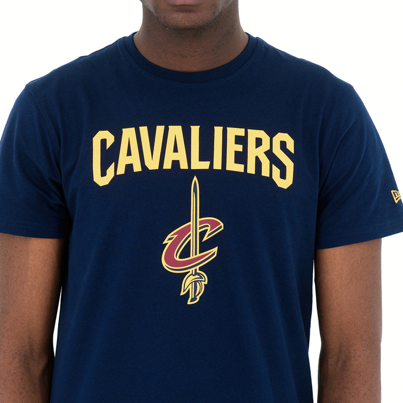 Camiseta de los Cleveland Cavaliers de la NBA con el logotipo del equipo